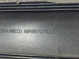 Mitsubishi Colt Aizmugurē durvju dekoratīvā apdare (moldings) MR957276ZZ