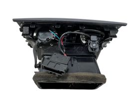 Audi A4 S4 B8 8K Takaosan ilmakanavan tuuletussuuttimen ritilä 8K0819203J