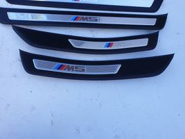 BMW M5 Kynnysverhoilusarja (sisä) 8050053