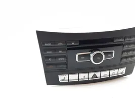 Mercedes-Benz E W212 Unité principale radio / CD / DVD / GPS A2129001826