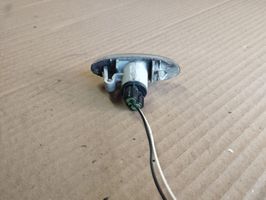 Nissan Note (E11) Indicatore di direzione del parafango anteriore 26160AX00A