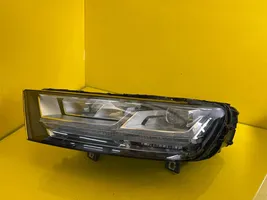 Audi Q7 4M Lampa przednia 4M0941033