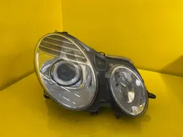 Mercedes-Benz E W211 Lampa przednia A2118201561