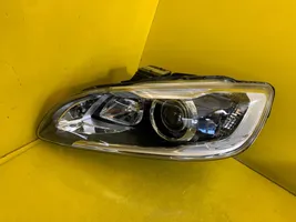 Volvo S60 Lampa przednia 31698818