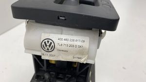 Volkswagen Touareg I Vaihteenvalitsimen verhoilu 7L6713203D