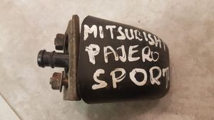 Mitsubishi Pajero Sport I Dysza spryskiwacza lampy przedniej 