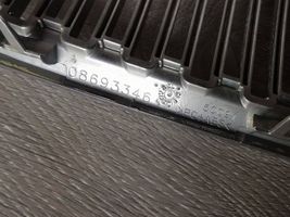 Volvo V70 Grille calandre supérieure de pare-chocs avant 08693346