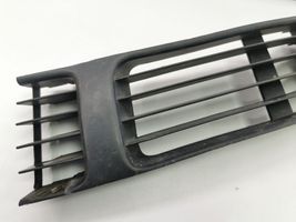 Volkswagen PASSAT B5 Grille inférieure de pare-chocs avant 3B0853677B