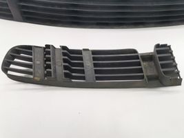 Volkswagen PASSAT B5 Grille inférieure de pare-chocs avant 3B0853677B