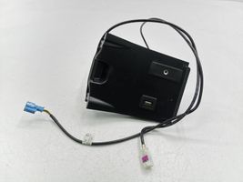 Mercedes-Benz B W246 W242 USB-pistokeliitin A2468230411