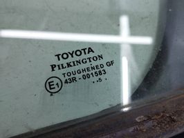 Toyota Avensis T270 Szyba karoseryjna tylna 43R001583