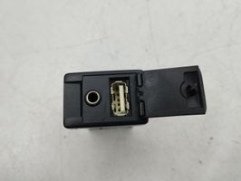 Toyota RAV 4 (XA40) USB-pistokeliitin 8619042040