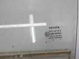 Toyota Corolla E120 E130 Szyba drzwi przednich 