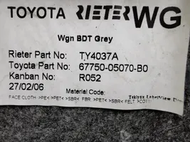 Toyota Avensis T250 Rivestimento portellone posteriore/bagagliaio 677500507070B0