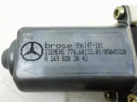 Mercedes-Benz B W245 Takaoven ikkunan nostomoottori A1698202042