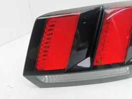 Peugeot 3008 II Lampy tylnej klapy bagażnika 9810477780