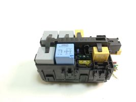 Citroen C4 II Picasso Module de fusibles 9806192580