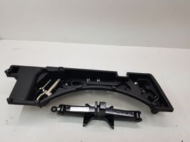 Mazda CX-7 Set di attrezzi EG21688E0