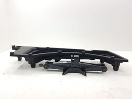 Mazda CX-7 Kit d’outils EG21688E0