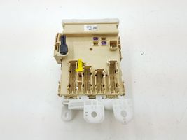 Toyota Auris E180 Module de fusibles 8922102331