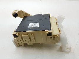 Toyota Auris E180 Module de fusibles 8922102331