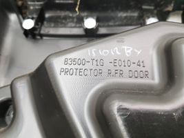 Honda CR-V Revestimiento de puerta delantera 83500T1GE01041