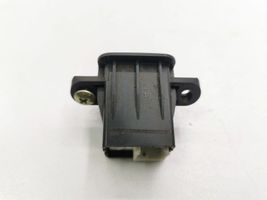 Honda CR-V Interruptor para abrir la puerta trasera M08525