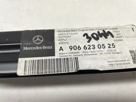 Mercedes-Benz Sprinter W906 Lokasuojan kannake 9066230525