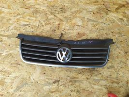 Volkswagen PASSAT B5 Grotelės viršutinės 