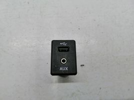 Nissan Qashqai USB-pistokeliitin 795405004