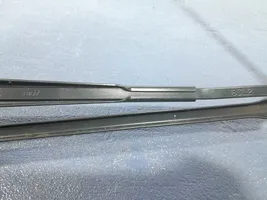 Toyota Yaris Priekinio stiklo valytuvų kojelė 01