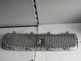 Volvo V70 Grille calandre supérieure de pare-chocs avant 08693346