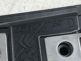 Citroen C4 Grand Picasso Listwa / Uszczelka szyby drzwi przednich 9677410780