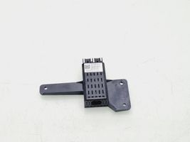 Tesla Model S USB-pistokeliitin 108066900A