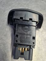Nissan Primera Botón interruptor de luz de peligro 06016