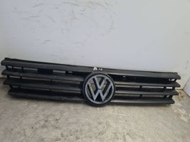 Volkswagen PASSAT B4 Grotelės viršutinės 3A0853653C