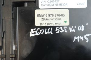 BMW 5 E60 E61 Peleninė panelėje 6976376