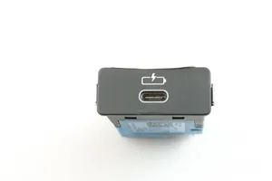 BMW M3 G80 Connettore plug in USB 8711940