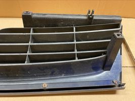 Mitsubishi Space Wagon Grille calandre supérieure de pare-chocs avant MB667240