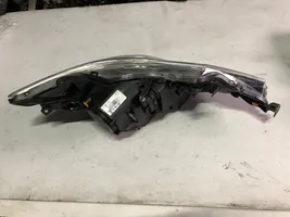 Toyota Auris E180 Lampa przednia 8115002E21