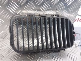 BMW 3 E36 Grille calandre supérieure de pare-chocs avant 8122237