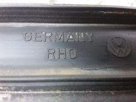 Volkswagen PASSAT B4 Takaoven lista (muoto) 3A0853753