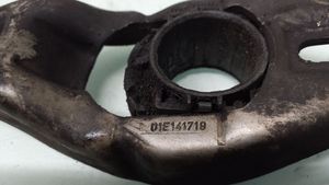 Volkswagen PASSAT B5.5 Forcella del braccio di rilascio della frizione 01E141719