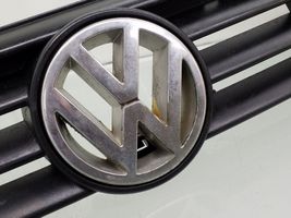 Volkswagen PASSAT B4 Grotelės viršutinės 3A0853653C