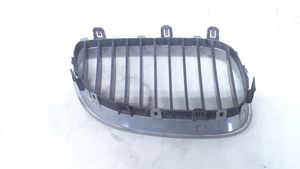 BMW 5 E60 E61 Grille calandre supérieure de pare-chocs avant 51137065701