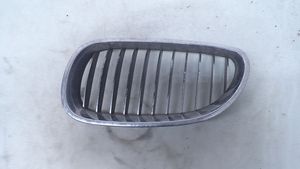 BMW 5 E60 E61 Grille calandre supérieure de pare-chocs avant 51137065701