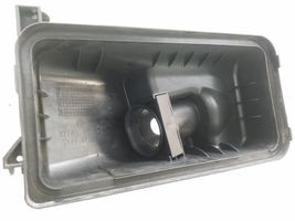 Toyota Avensis T250 Tapa de la caja del filtro de aire 177050G011