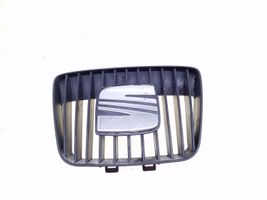 Seat Cordoba (6K) Grille calandre supérieure de pare-chocs avant 6K0853679A