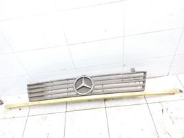 Mercedes-Benz Vito Viano W638 Etupuskurin ylempi jäähdytinsäleikkö A6388880015