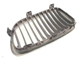 BMW 1 E81 E87 Maskownica / Grill / Atrapa górna chłodnicy 7166440